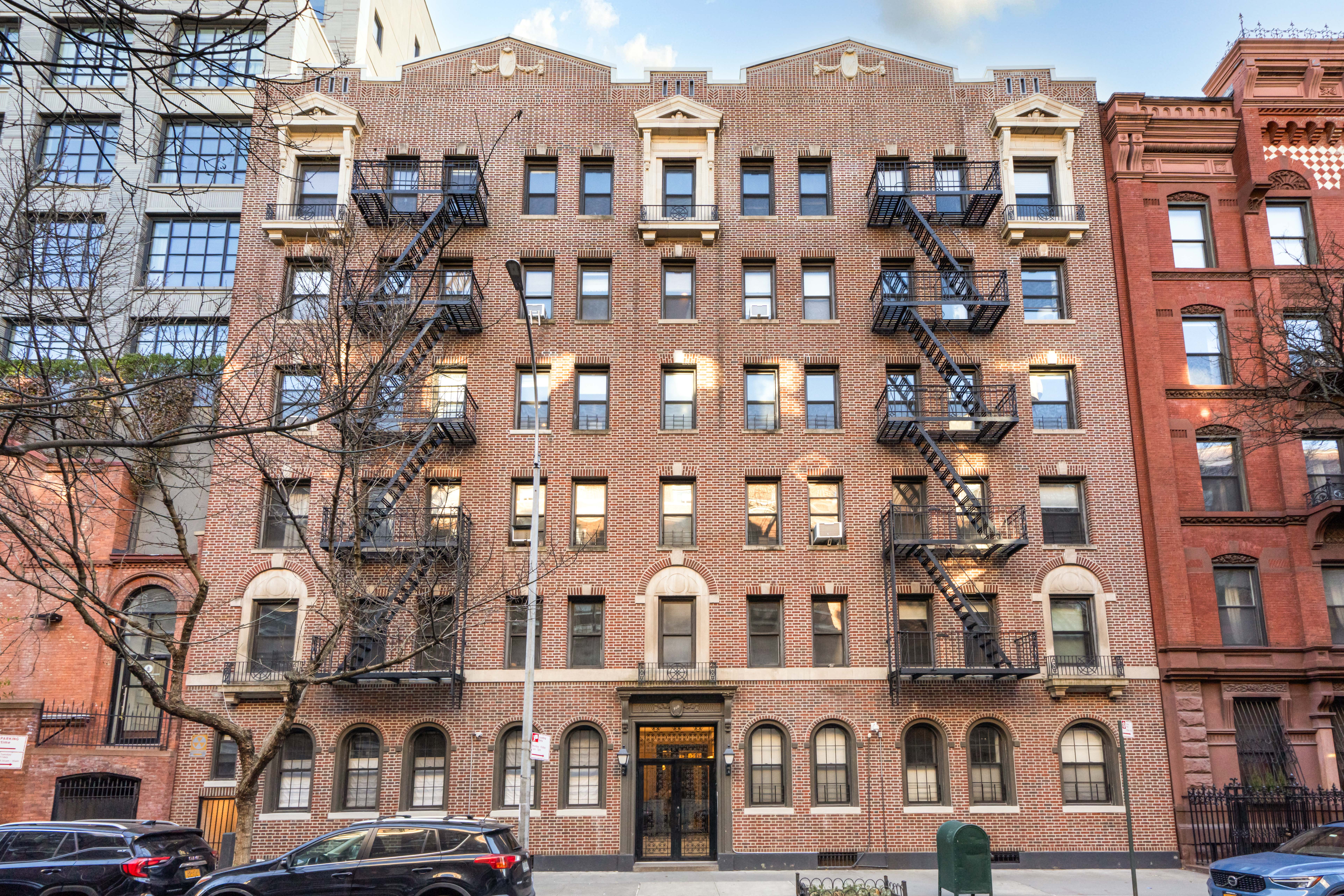 130 West 16th Street, Unit 3 Manhattan, NY 10011 - Photo 7 of 8 a front view of a multi story building