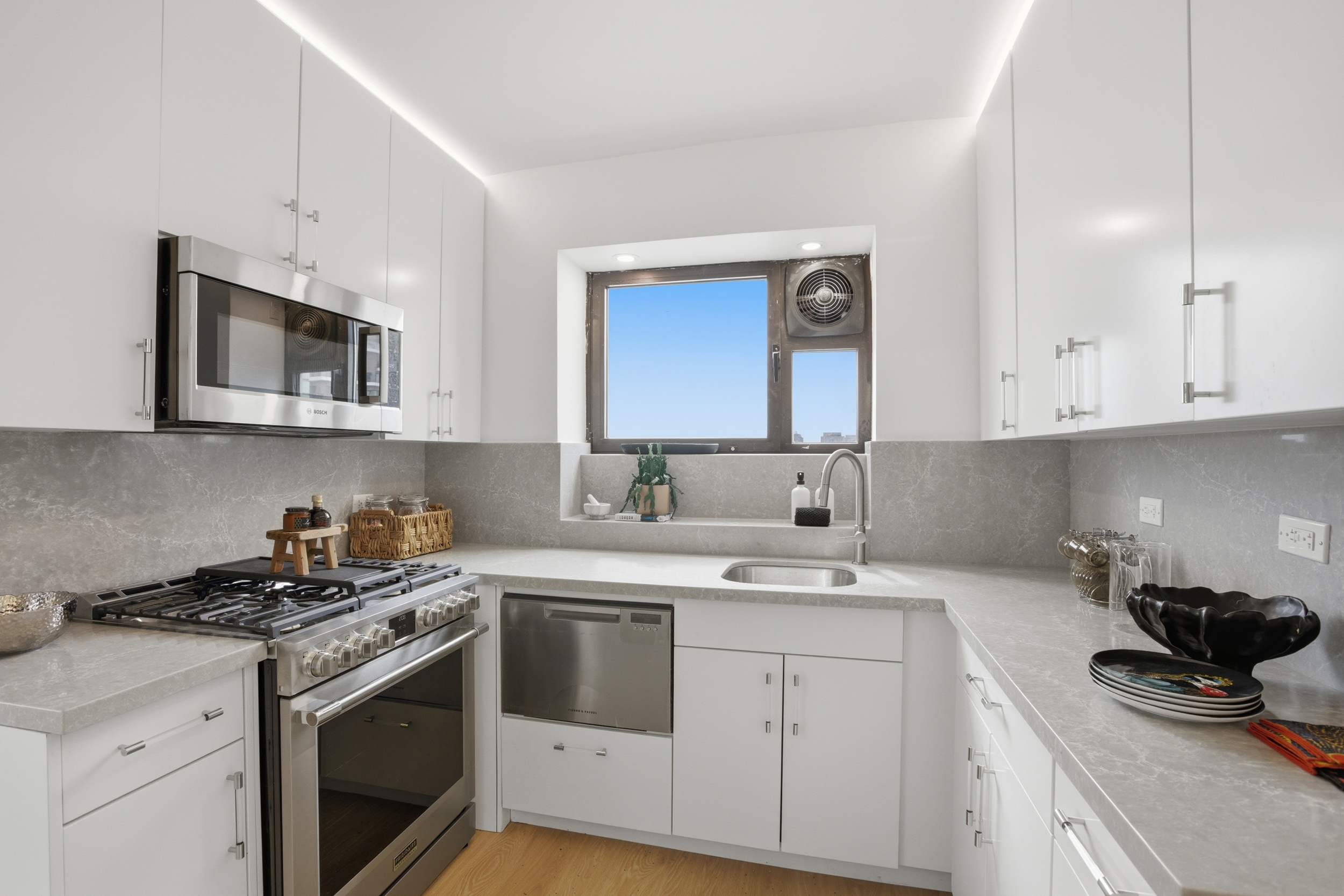 45 Sutton Place South, Unit 12L Manhattan, NY 10022 - Photo 9 of 16 Gallery Image 9
