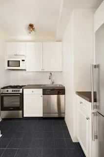 $975,000 | 200 East 16th Street, Unit 16L | Gramercy