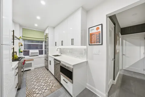 $2,699,000 | 50 East 72nd Street, Unit 10B | Lenox Hill