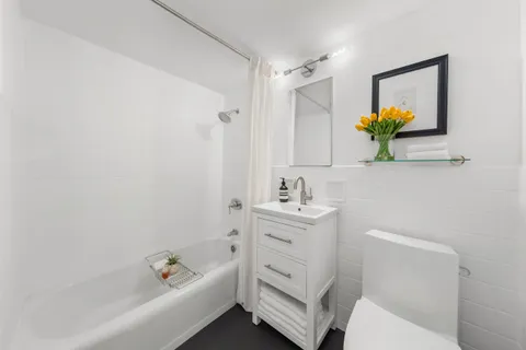 $1,895,000 | 700 Park Avenue, Unit 2B | Lenox Hill