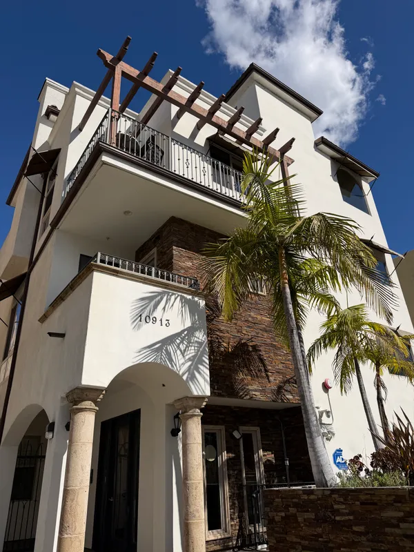 $849,000 | 10913 Whipple Street, Unit 205, Toluca Lake, CA 91602