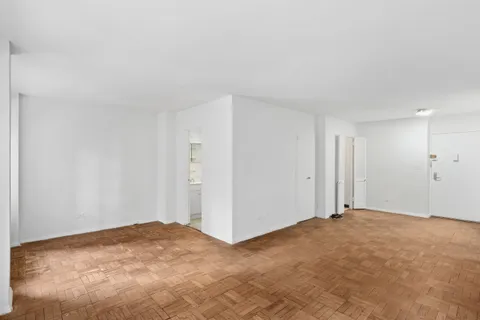 $495,000 | 330 East 49th Street, Unit 7M | Midtown East