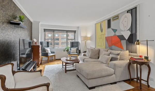 $685,000 | 300 East 40th Street, Unit 9V | Murray Hill