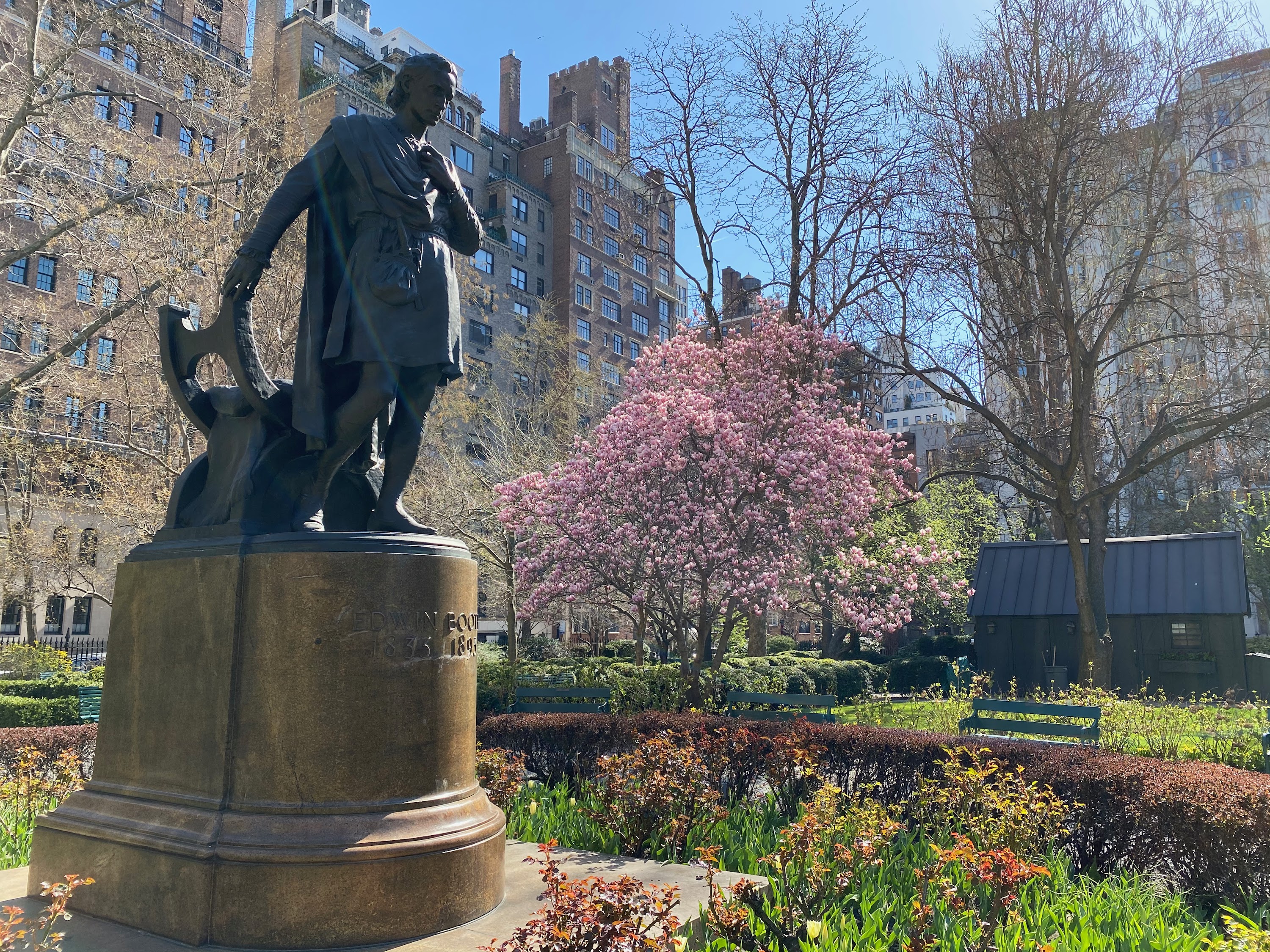 34 Gramercy Park East, Unit MAF Manhattan, NY 10010 - Photo 15 of 17 a view of a fountain in the yard