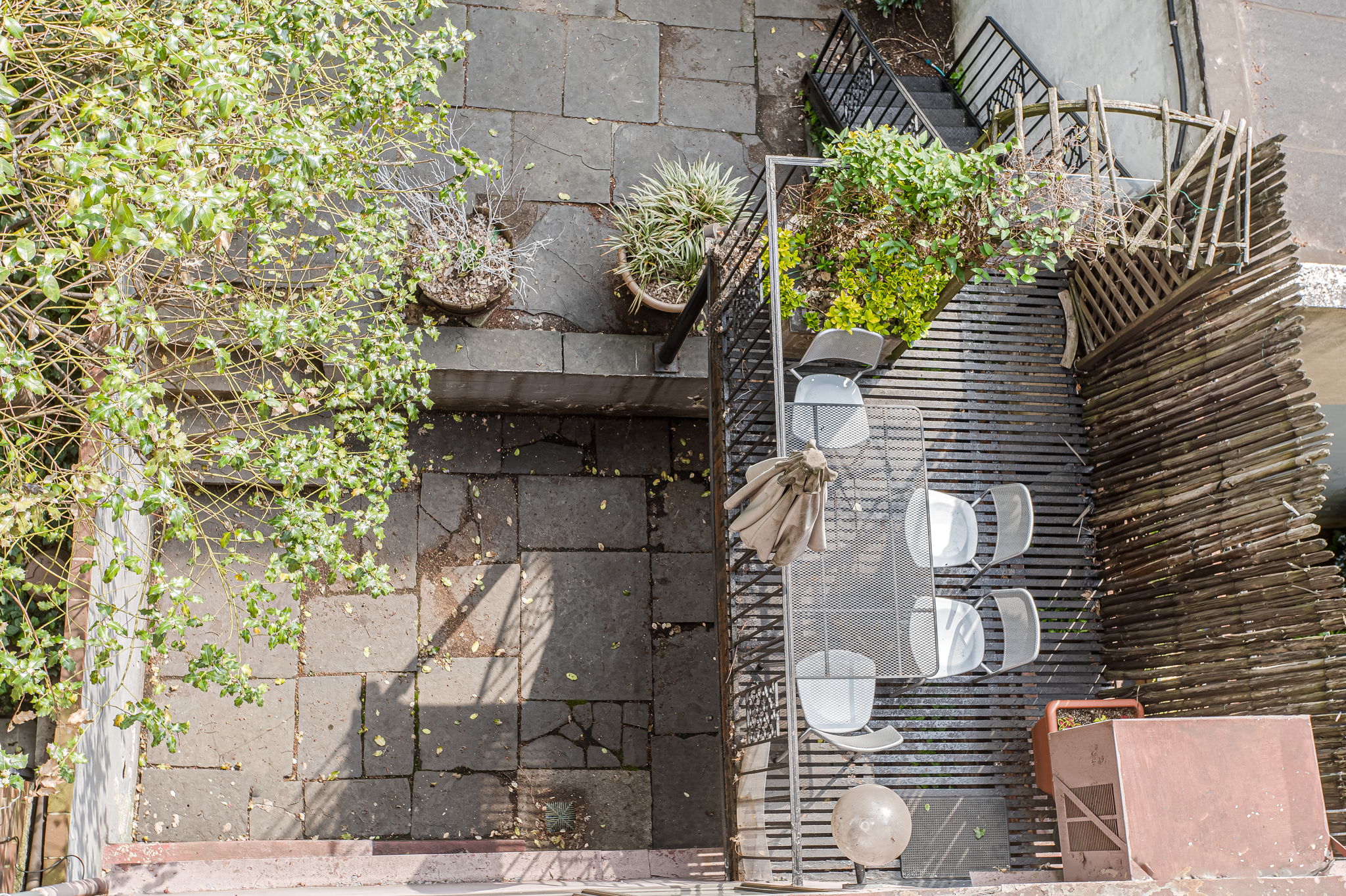 206 East 30th Street Manhattan, NY 10016 - Photo 19 of 21 a picture of street light