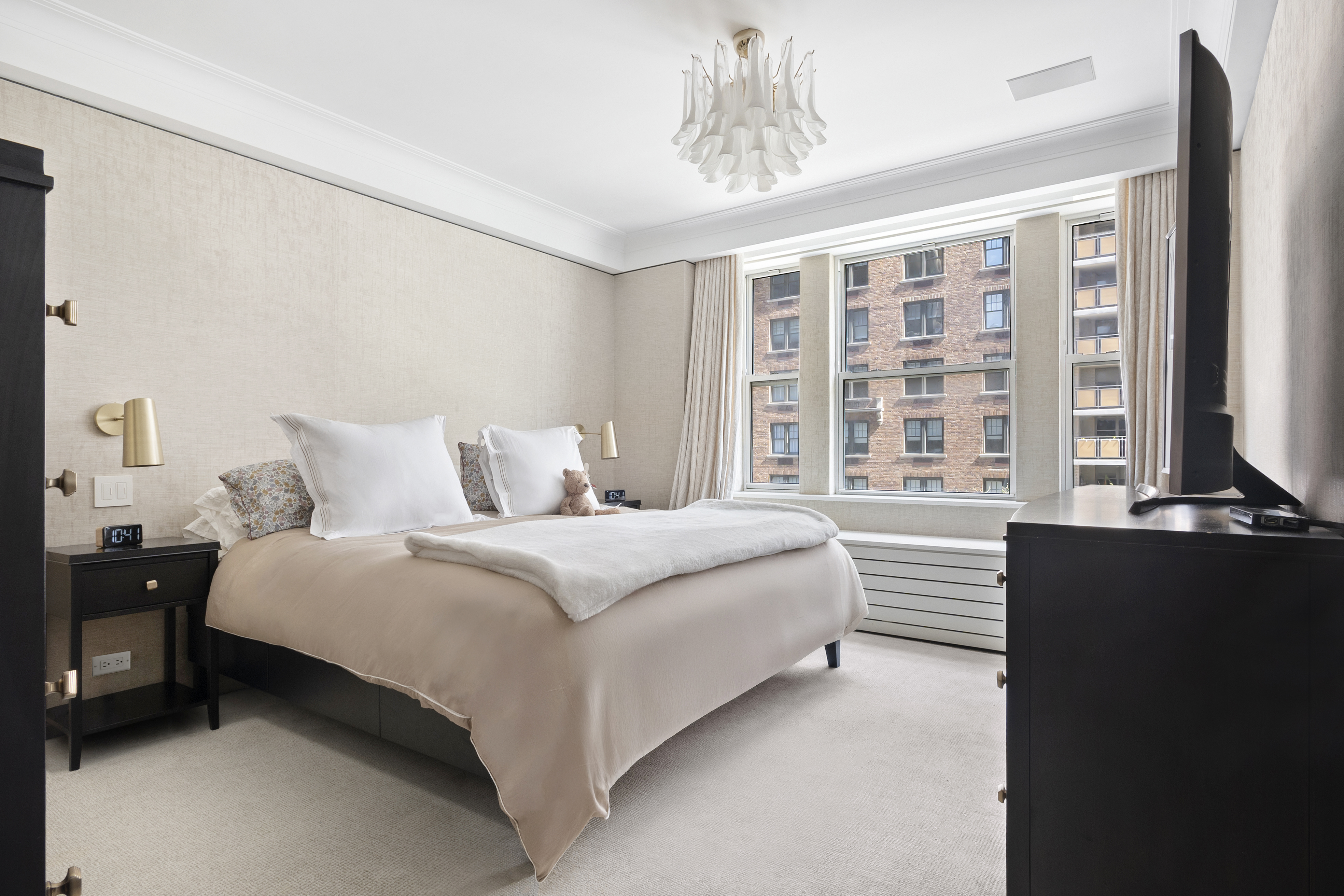 20 West 72nd Street, Unit 500 Manhattan, NY 10023 - Photo 5 of 12 a spacious bedroom with a bed and a large window