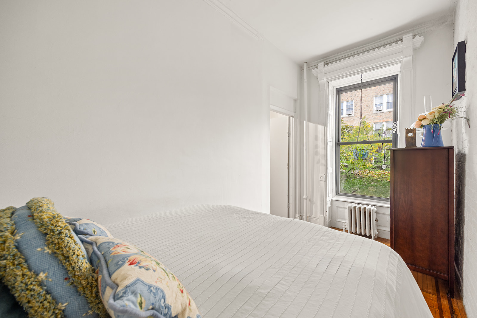 206 Lincoln Place, Unit 7 Brooklyn, NY 11217 - Photo 6 of 9 a bedroom with a bed and a window