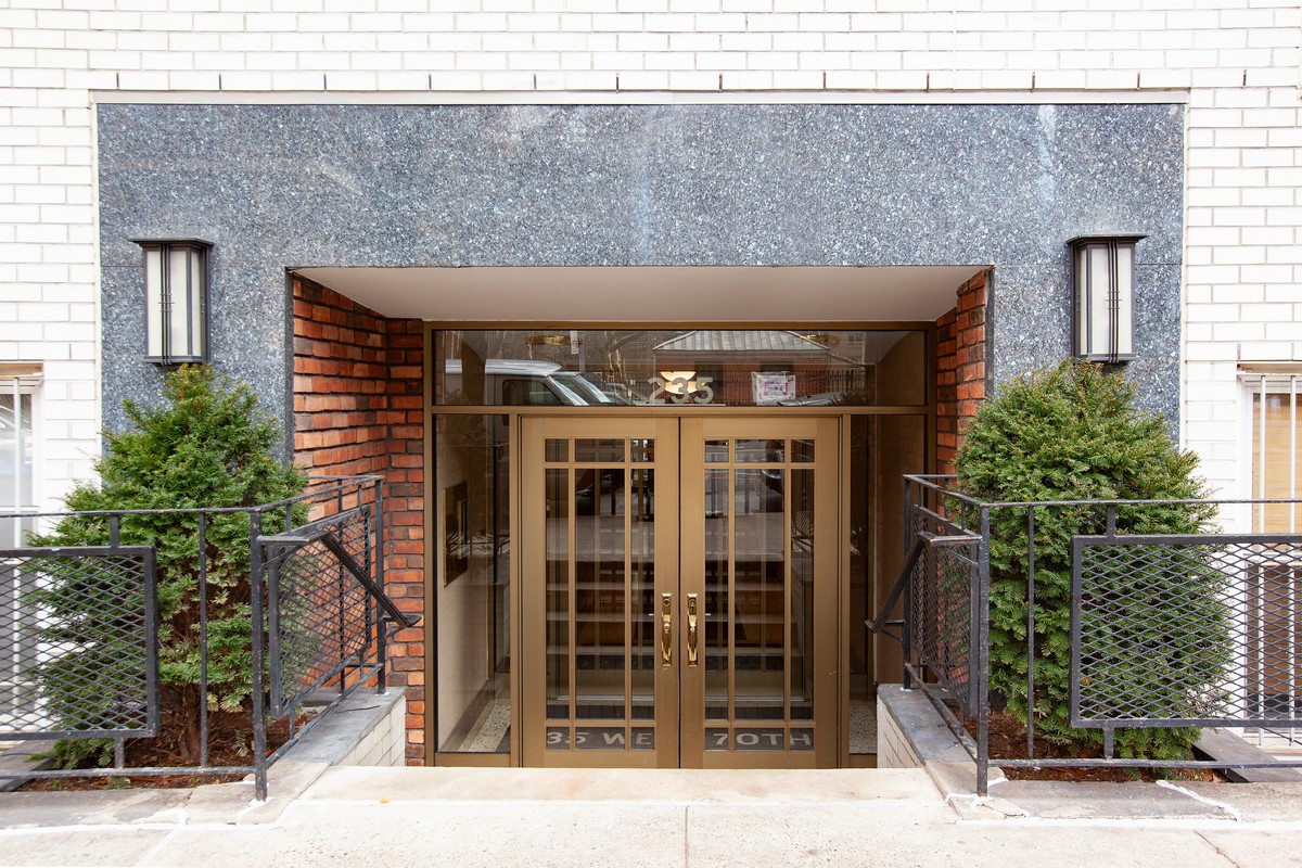 235 West 70th Street, Unit 1D Manhattan, NY 10023 - Photo 7 of 8