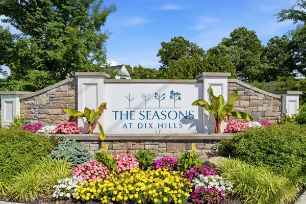 $1,225,000 | 21 Seasons Way, Dix Hills, NY 11746