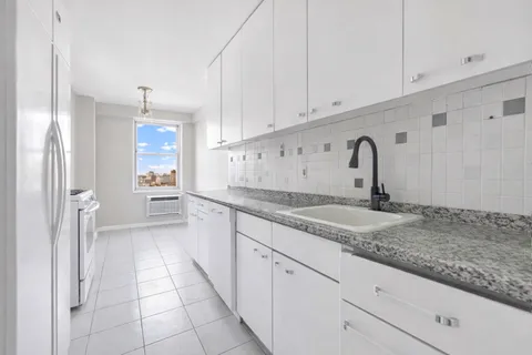 $950,000 | 370 Ocean Parkway, Unit 8H | Kensington