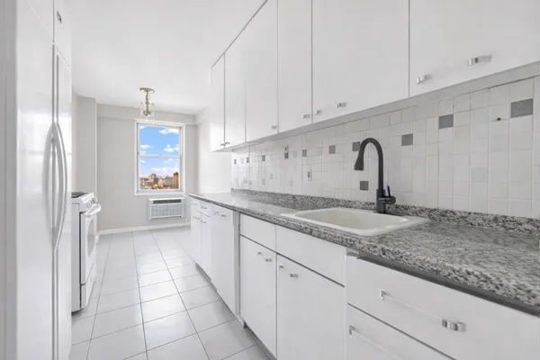 $899,000 | 370 Ocean Parkway, Unit 8H | Kensington