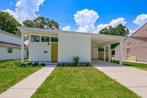$300,000 | 1032 Pin Oak Drive, Gretna, LA 70056