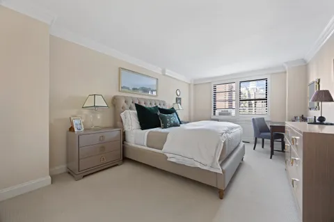 $950,000 | 196 East 75th Street, Unit 9G | Lenox Hill