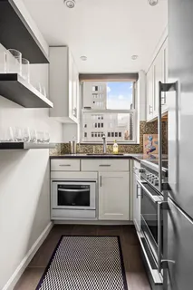 $995,000 | 80 Park Avenue, Unit 18B | Murray Hill