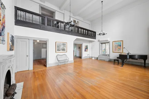 a view of livingroom with furniture and a ceiling fan