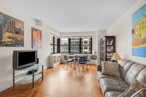 $665,000 | 399 East 72nd Street, Unit 14D | Lenox Hill