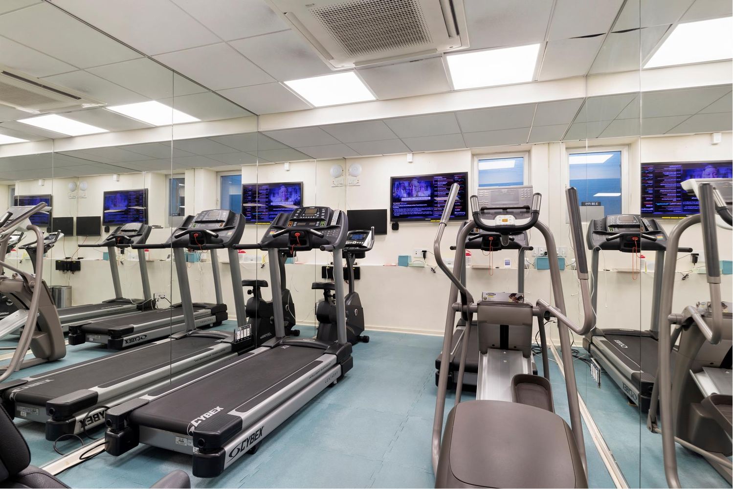 521 Park Avenue, Unit 10A Manhattan, NY 10065 - Photo 6 of 11 a view of a room with gym equipment