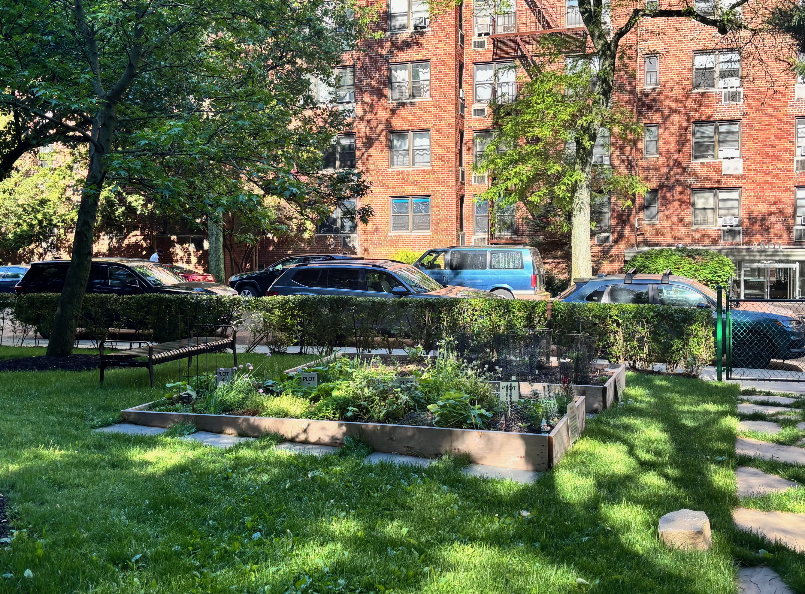3850 Hudson Manor Terrace, Unit 1EE/2EE Bronx, NY 10463 - Photo 26 of 27 a view of backyard with outdoor seating and trees