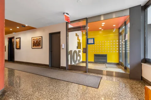 a view of yard with green space