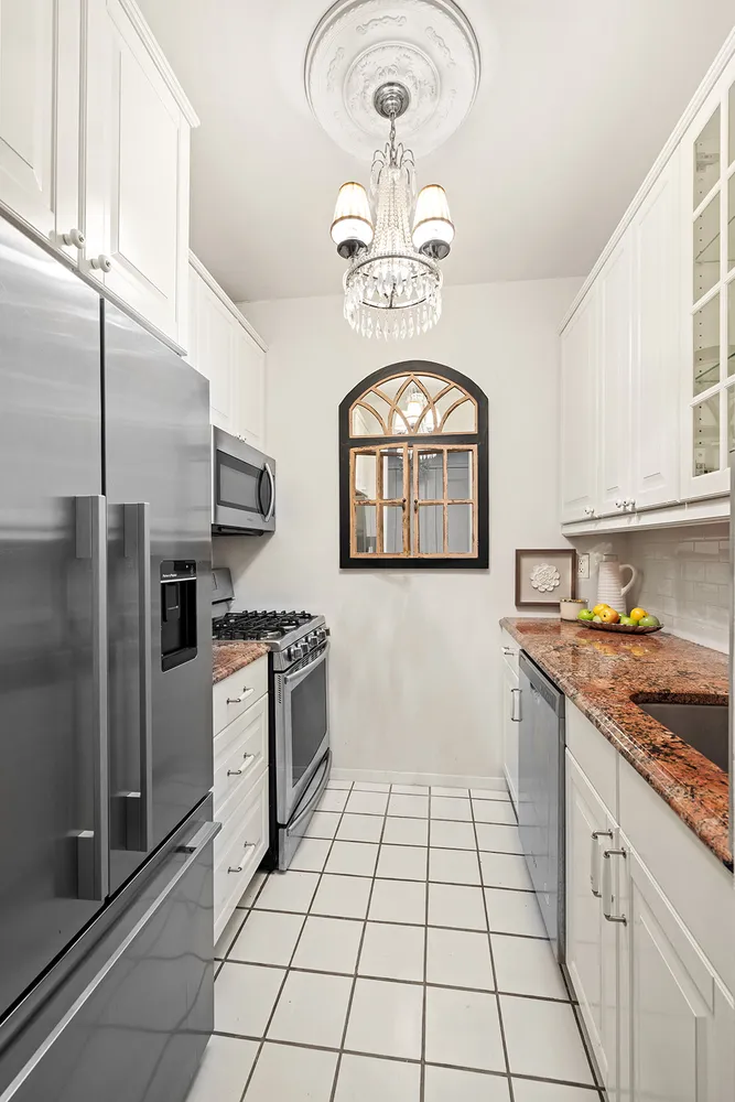 $735,000 | 200 East 69th Street, Unit 2R | Lenox Hill