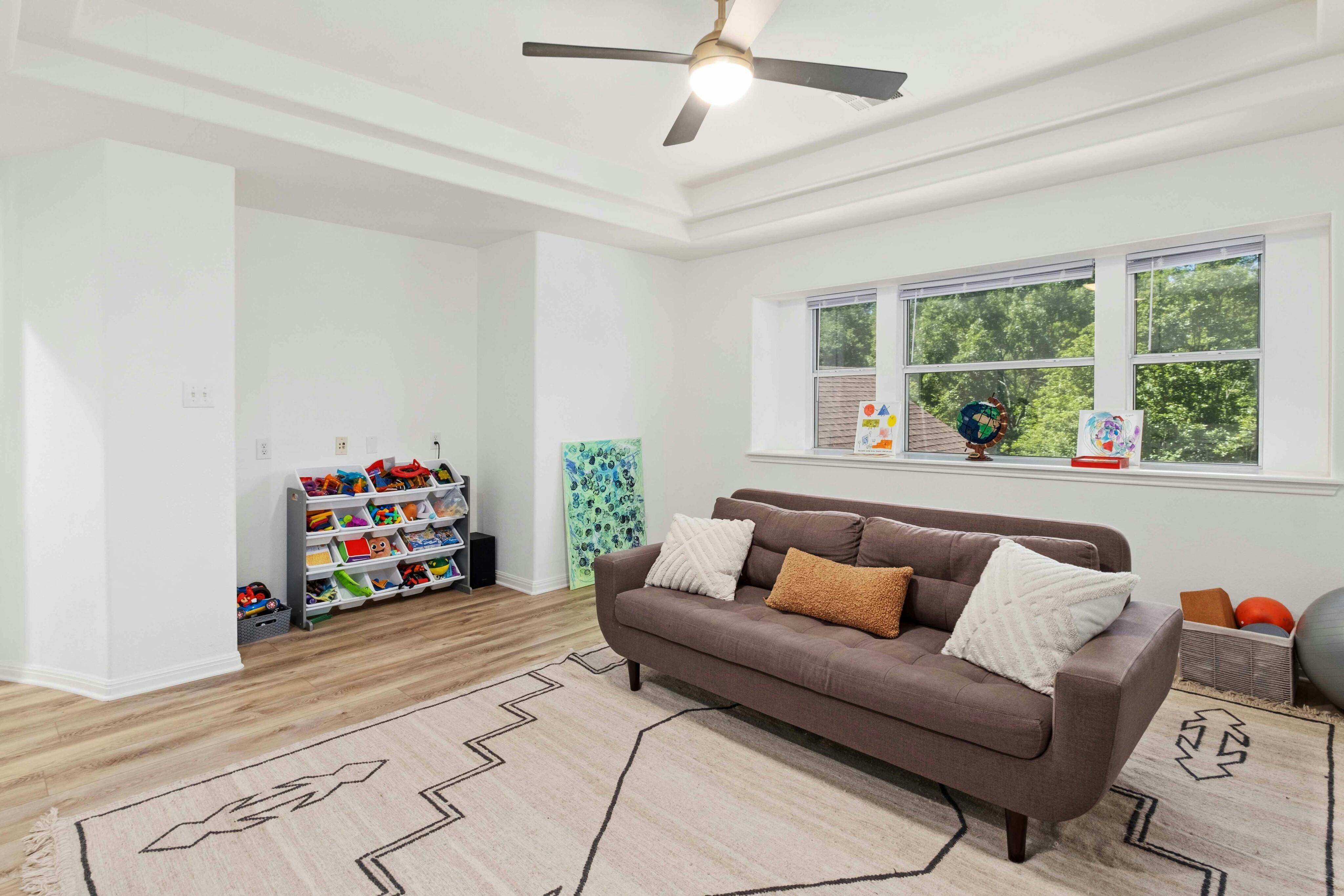 10608 Pointe View Drive Austin, TX 78738 - Photo 23 of 46 a living room with furniture and a floor to ceiling window