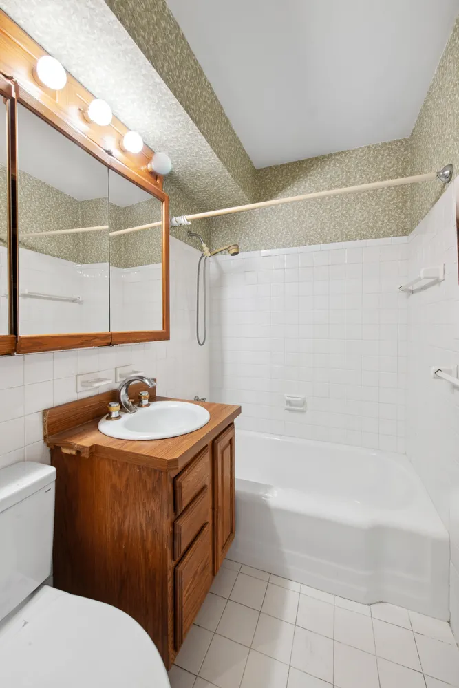 $915,000 | 311 East 71st Street, Unit 8G | Lenox Hill