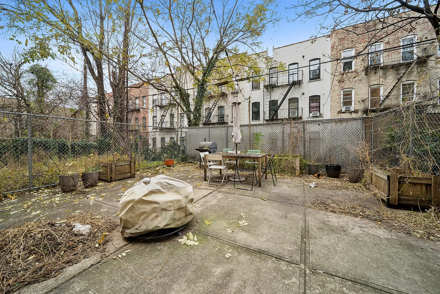 a car parked in front of a building