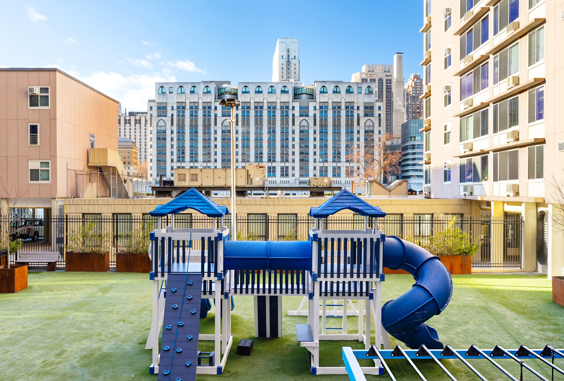 555 Main Street, Unit 1707 Manhattan, NY 10044 - Photo 4 of 4 a view of a balcony with chairs