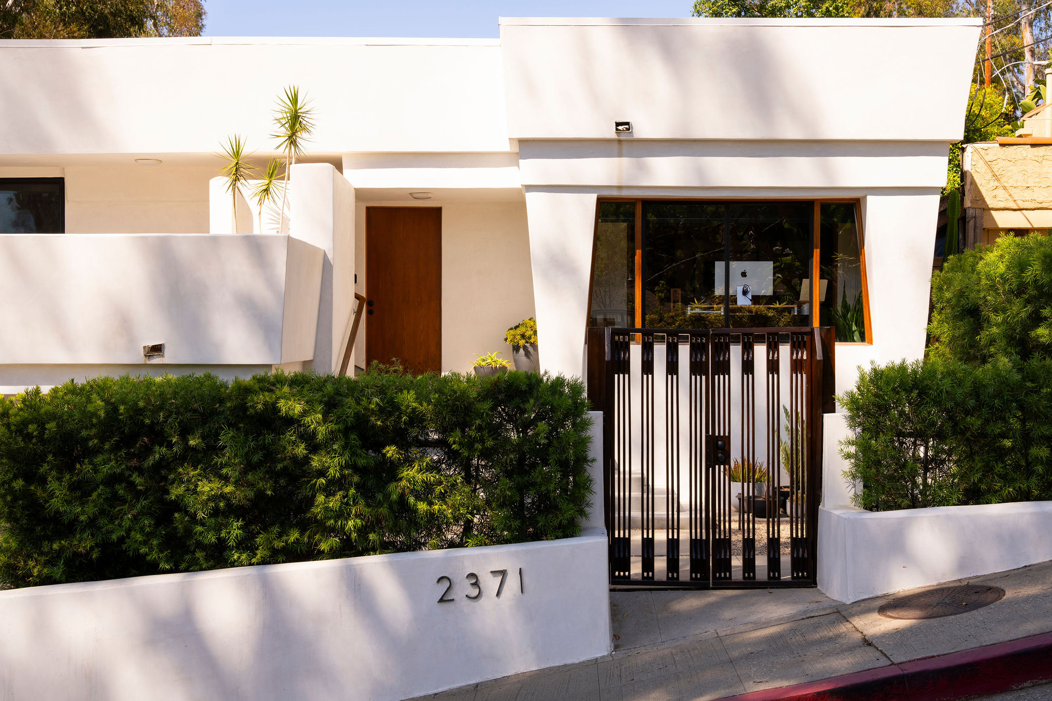 2371 Cove Ave Los Angeles, CA 90039 - Photo 5 of 43