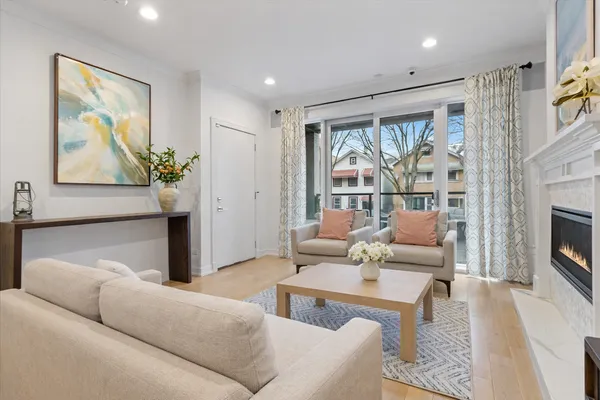 $1,040,000 | 1513 West Walton Street, Unit 1, Chicago, IL 60642