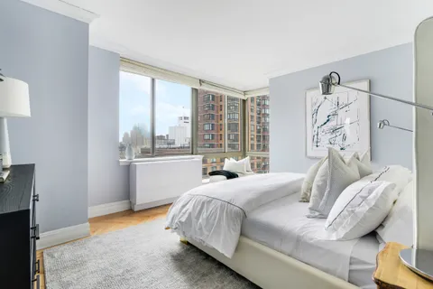 $2,290,000 | 2 Columbus Avenue, Unit 17C | Upper West Side