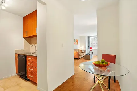 $3,690 | 350 West 50th Street, Unit 5M | Hell's Kitchen