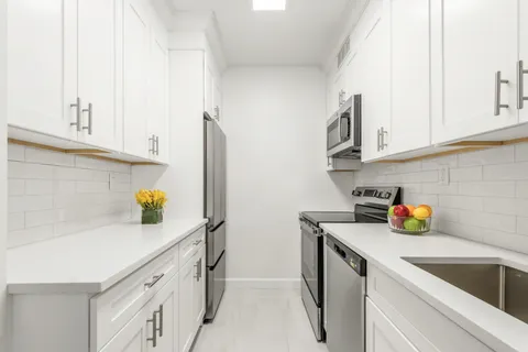 $625,000 | 175 East 62nd Street, Unit 14B | Lenox Hill