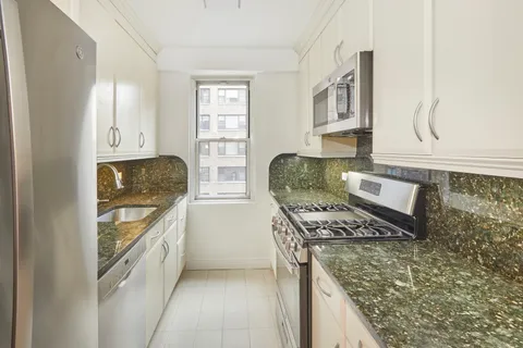 $1,550,000 | 340 East 64th Street, Unit 5B | Lenox Hill