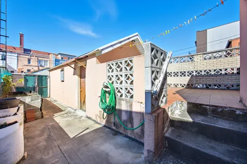 a view of entryway with a