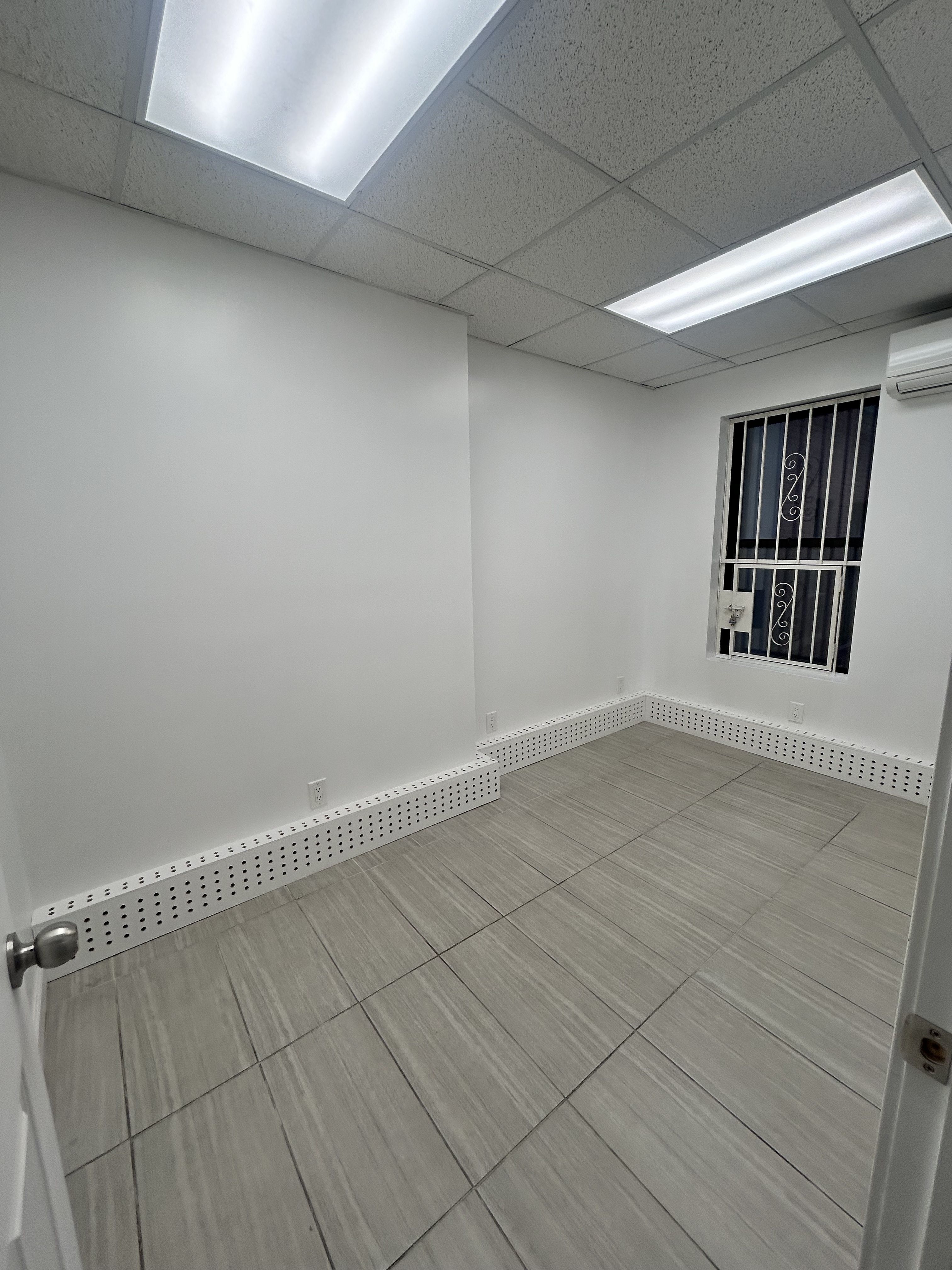 47 West 37th Street, Unit 4 Manhattan, NY 10018 - Photo 5 of 7 a view of an empty room