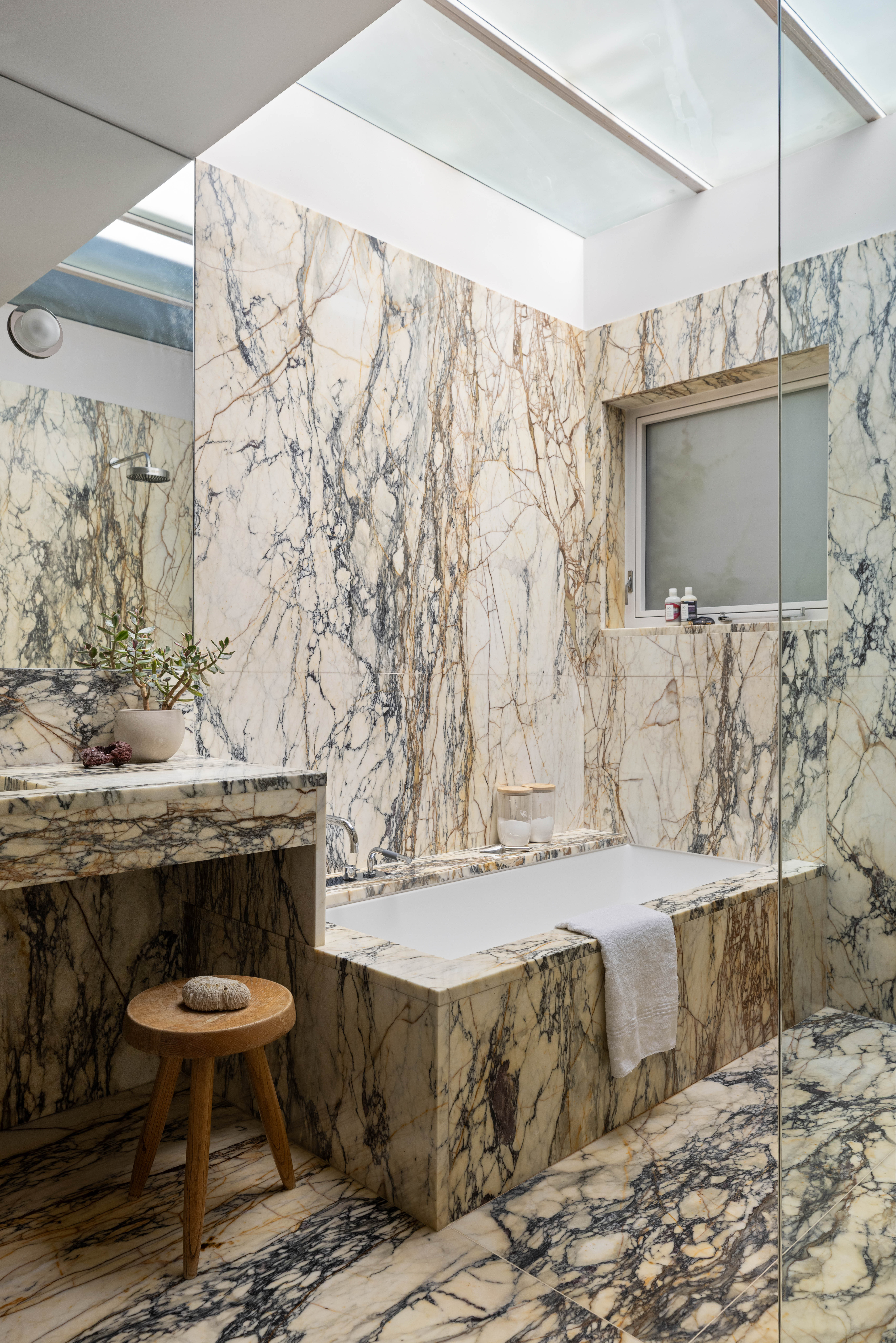 7 MacDougal Alley Manhattan, NY 10011 - Photo 15 of 25 a living room with a couch and a table