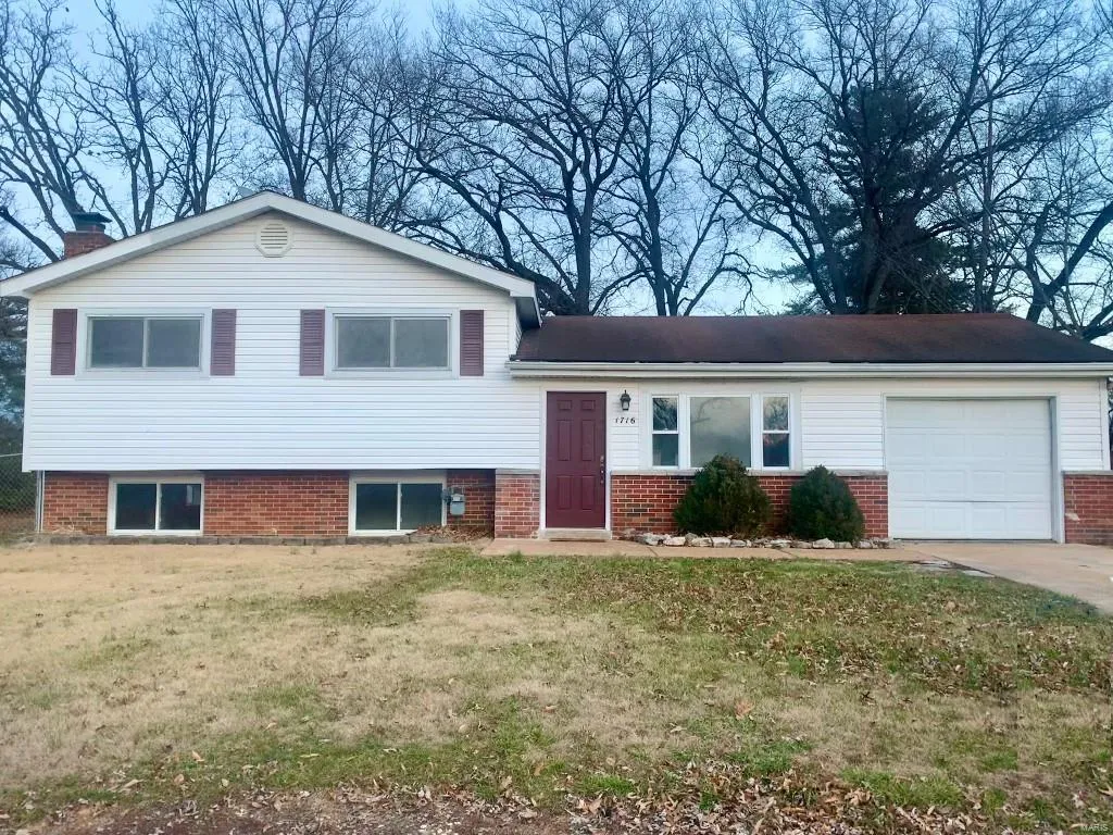 $214,900 | 1716 Debbie Drive, High Ridge, MO 63049