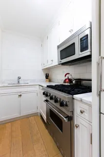 $895,000 | 249 East 48th Street, Unit 16E | Midtown East