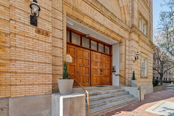 $1,400,000 | 802-10 Locust Street, Unit 201, Philadelphia, PA 19107
