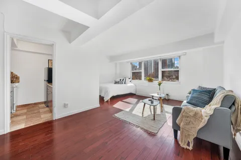 $425,000 | 210 East 63rd Street, Unit 11F | Lenox Hill