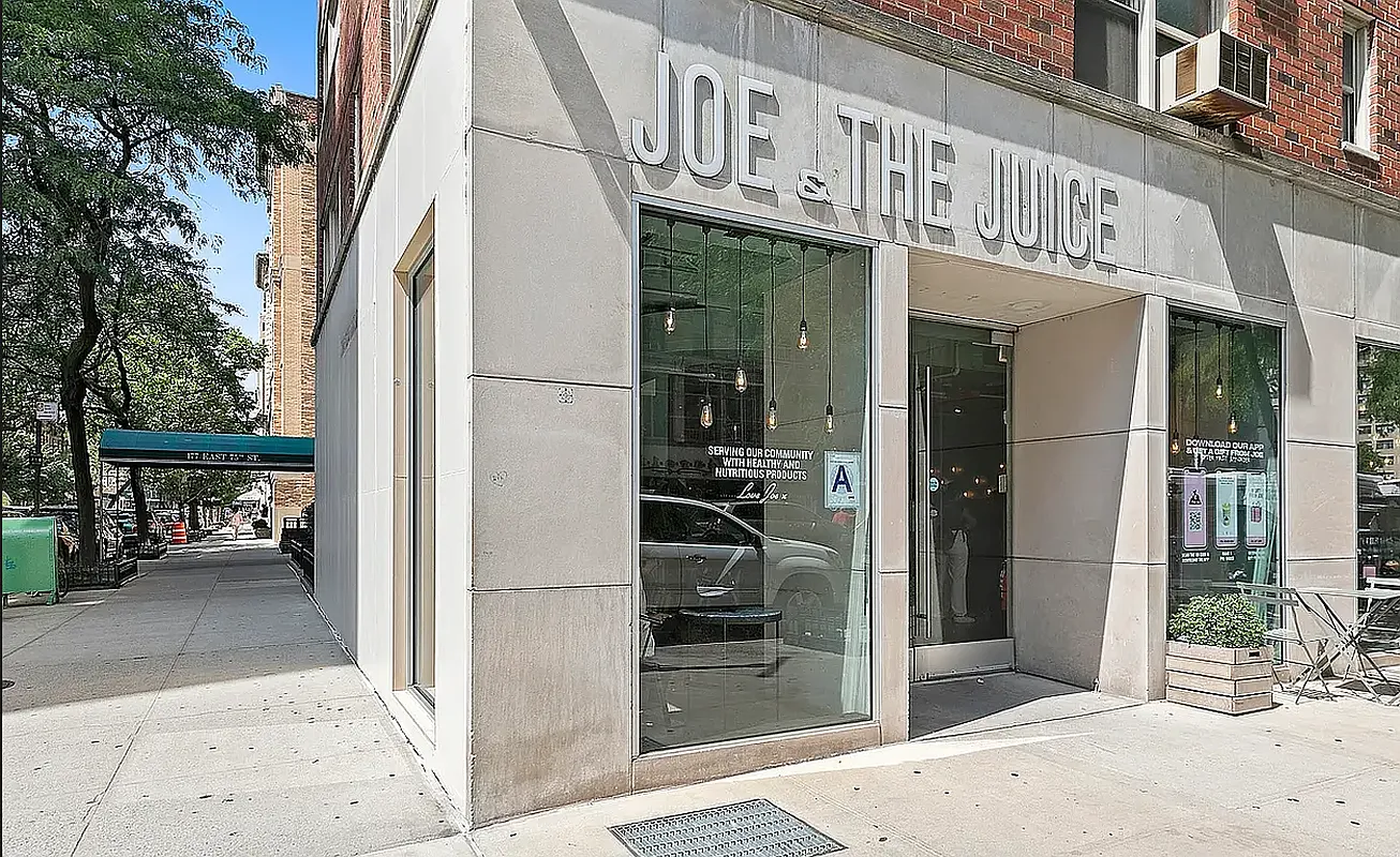 1313 3rd Avenue, Unit 3RN Manhattan, NY 10021 - Photo 5 of 7 a view of a entryway front of a building