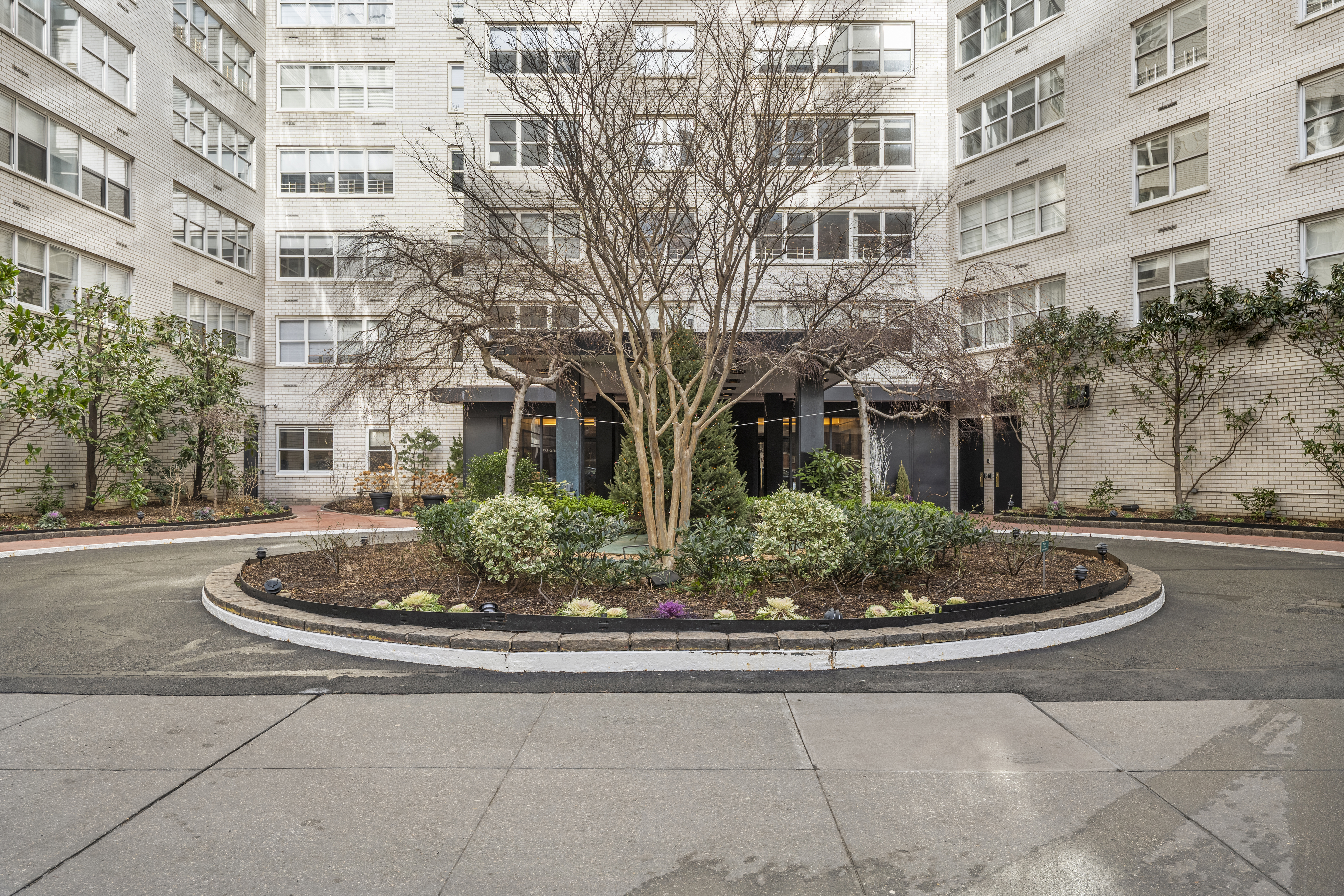 155 West 68th Street, Unit 815 Manhattan, NY 10023 - Photo 11 of 14 a front view of a building