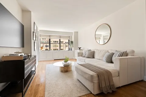 $935,000 | 178 East 80th Street, Unit 15C | Upper East Side