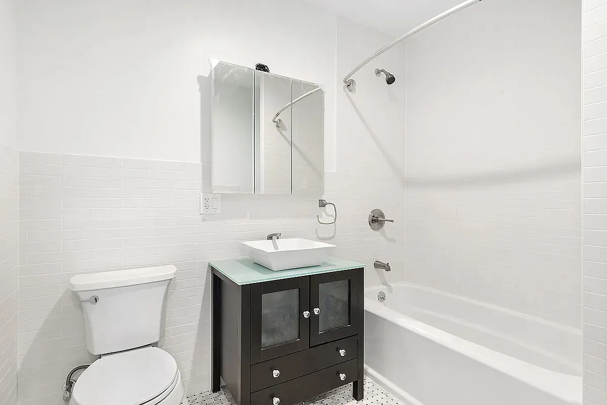 10-44 47th Road, Unit 1 Queens, NY 11101 - Photo 7 of 12