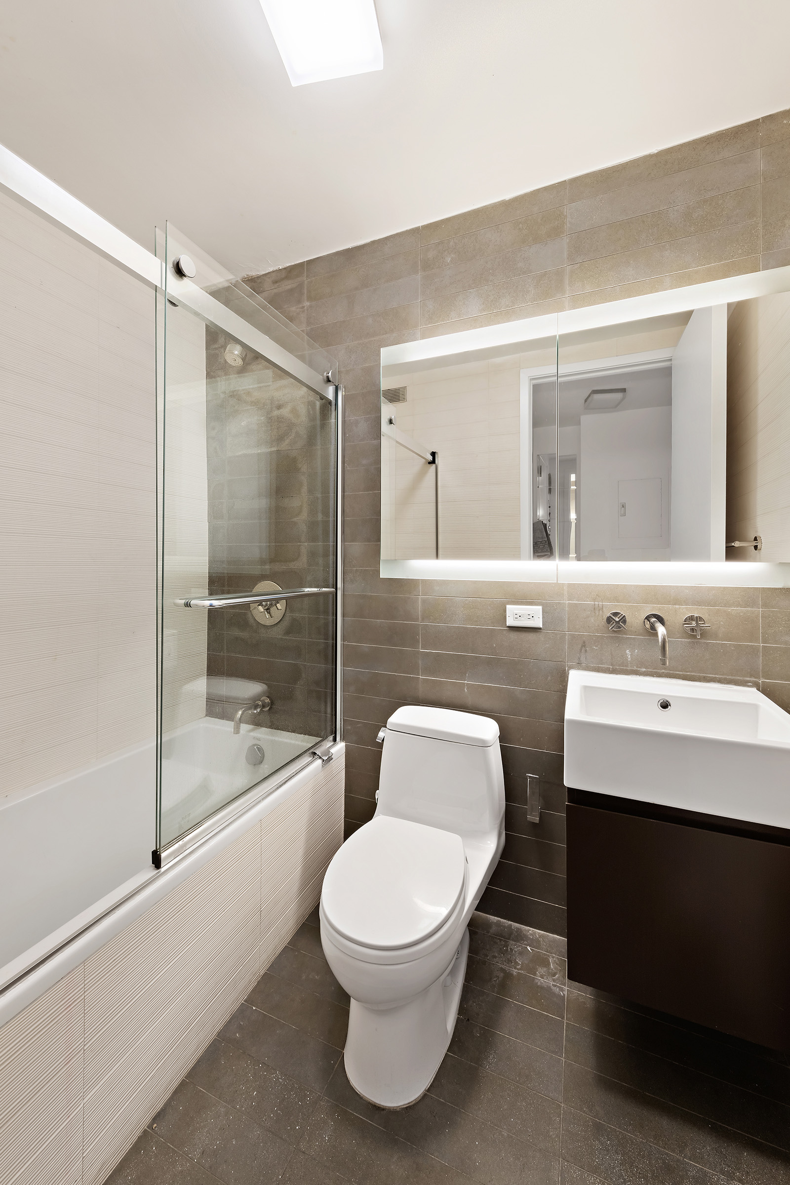 515 East 72nd Street, Unit 3KLMN Manhattan, NY 10021 - Photo 13 of 29 a bathroom with a toilet a sink and a bathtub