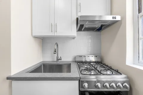 $475,000 | 150 East 37th Street, Unit 10F | Murray Hill