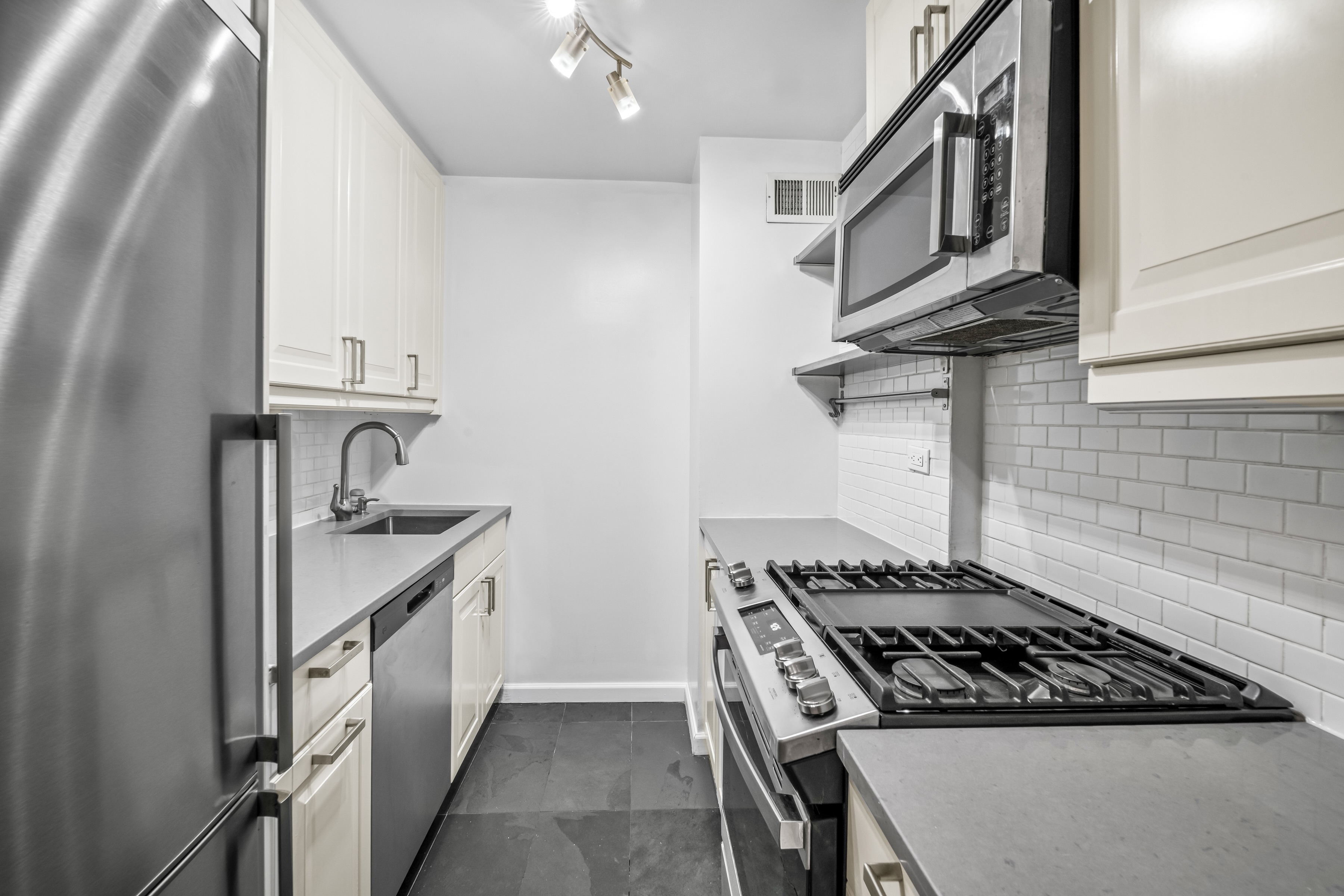 310 East 46th Street, Unit 8U Manhattan, NY 10017 - Photo 7 of 16