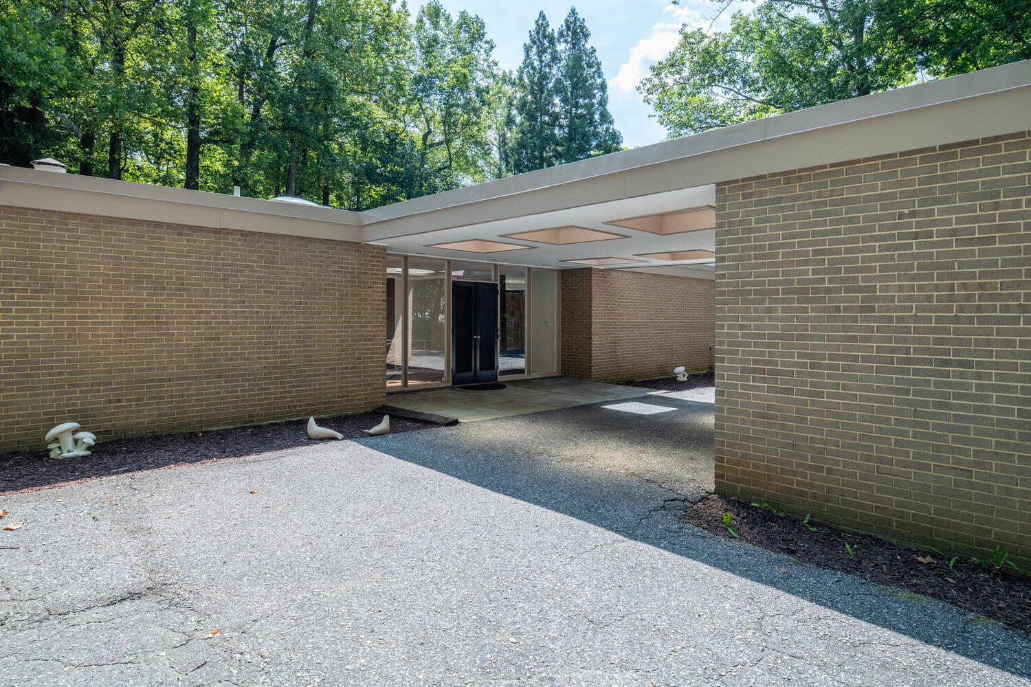 7101 Crail Drive Bethesda, MD 20817 - Photo 10 of 15 a view of a patio with chair and tables